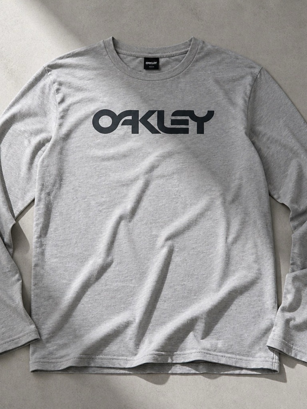 Oakley Long-Sleeve T-Shirt Men’s X Large
Grey with black letters